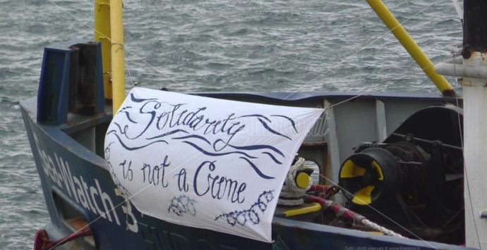 Tragedia Cutro, Sea Watch: «Strage di Stato che doveva essere evitata». Una nave della ong ancora a Reggio