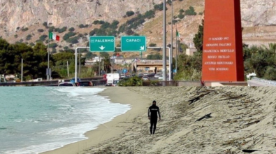 Memoria e umanità, Gruppo Diemmecom-Pubbliemme: una stele sulla spiaggia di Cutro come a Capaci