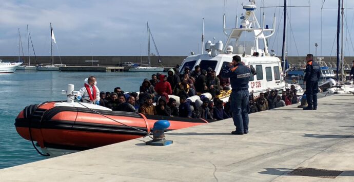 Roccella, continuano i soccorsi in mare: in arrivo 100 migranti