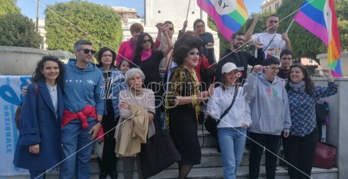 Arcigay in piazza a Reggio, Calabrò: «Non faremo un passo indietro sui diritti dei bambini» – FOTOGALLERY