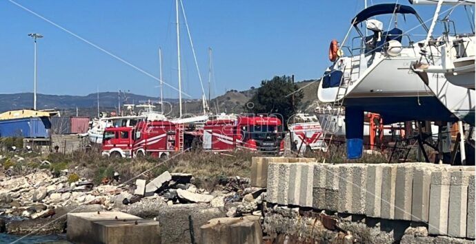 Reggio, a fuoco la barca dell’Università Mediterranea – VIDEO e FOTOGALLERY