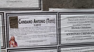 Cinquefrondi, la denuncia di Michela Chindamo: «Sfregiato il manifesto funebre di mio padre»