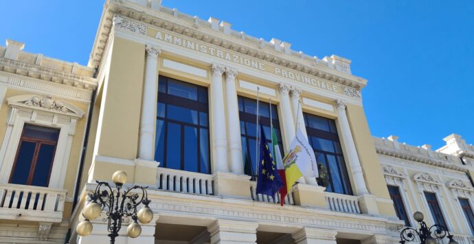 Giornata nazionale per le vittime del Covid, bandiere a mezz’asta sulla facciata della Metrocity