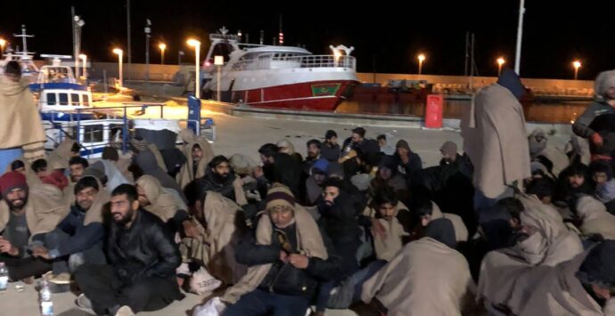 Roccella, adesso è emergenza: soccorsi nella notte 650 migranti – FOTOGALLERY