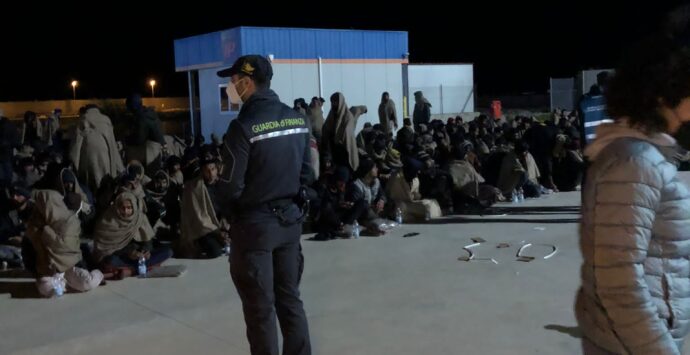 Roccella, adesso è emergenza: soccorsi nella notte 650 migranti – FOTOGALLERY