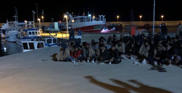 Roccella Jonica, soccorsi 120 migranti in una barca a vela