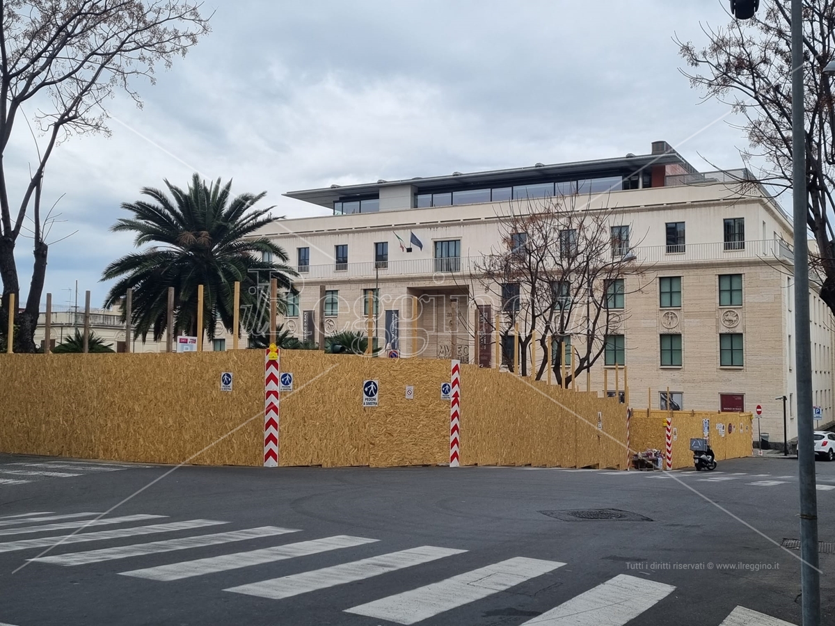 Scavi di piazza De Nava a Reggio, superati gli intoppi i lavori procedono