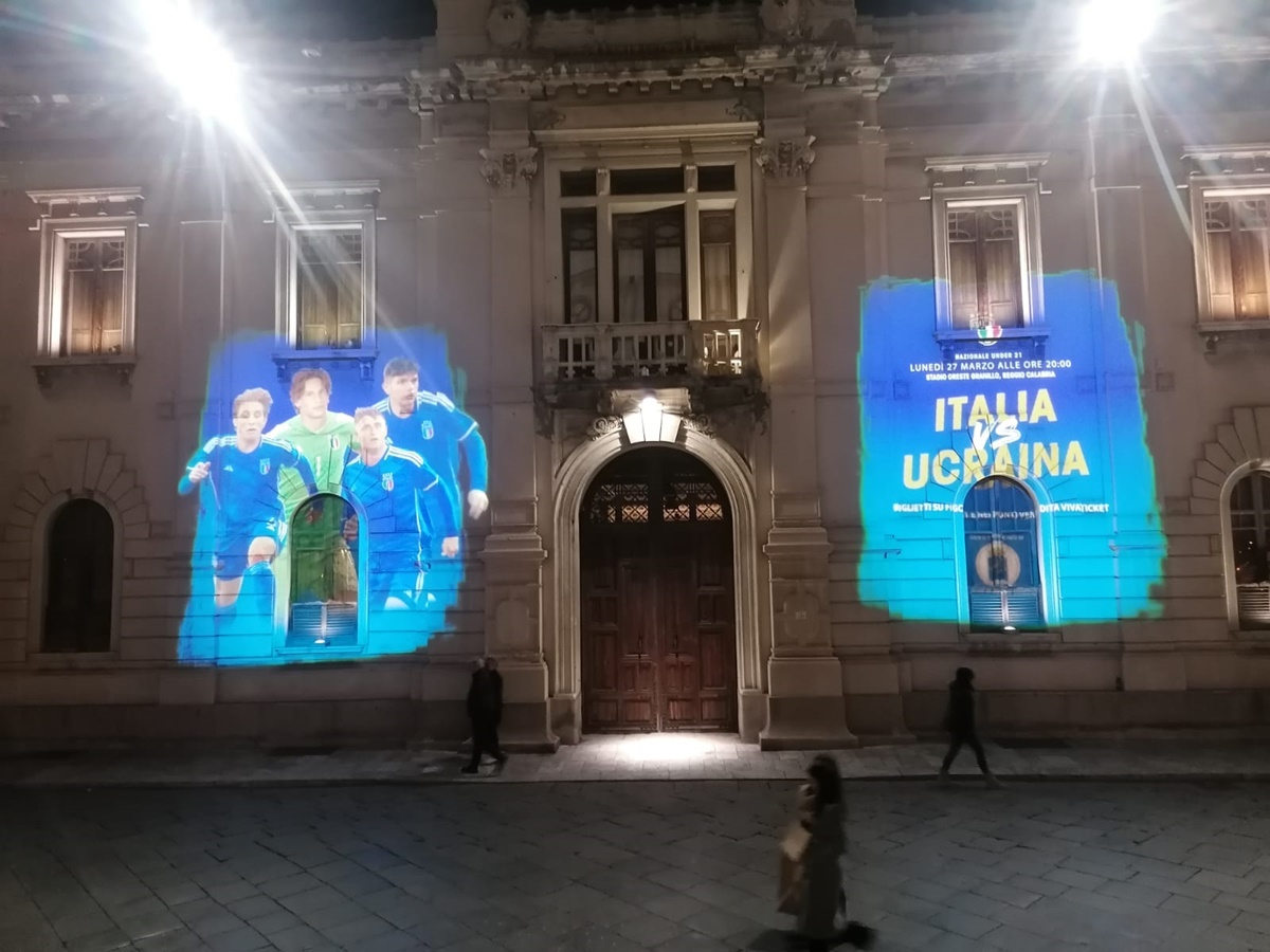 Reggio, palazzo San Giorgio si colora d’azzurro in vista di Italia-Ucraina Under 21