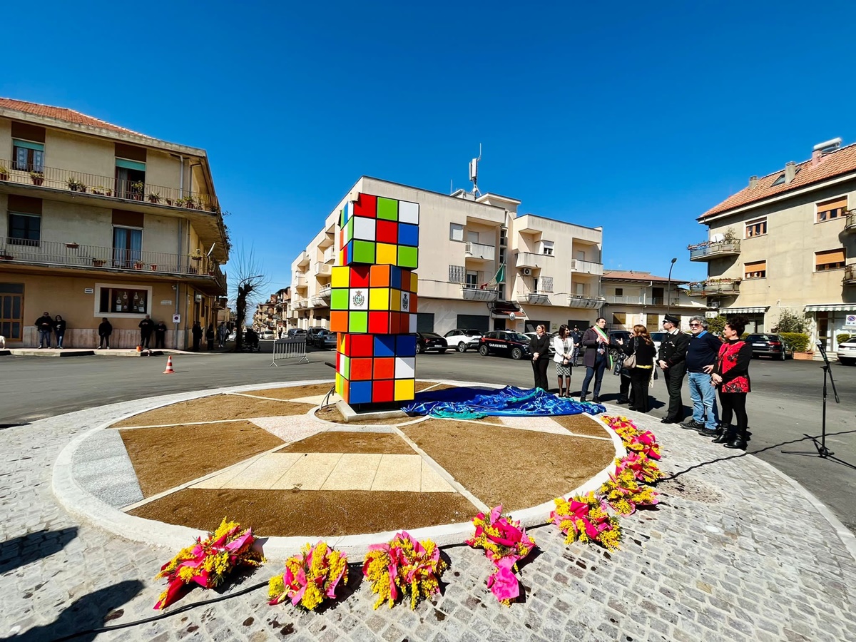 Polistena, inaugurato il totem colorato dedicato alle donne vittime di violenza