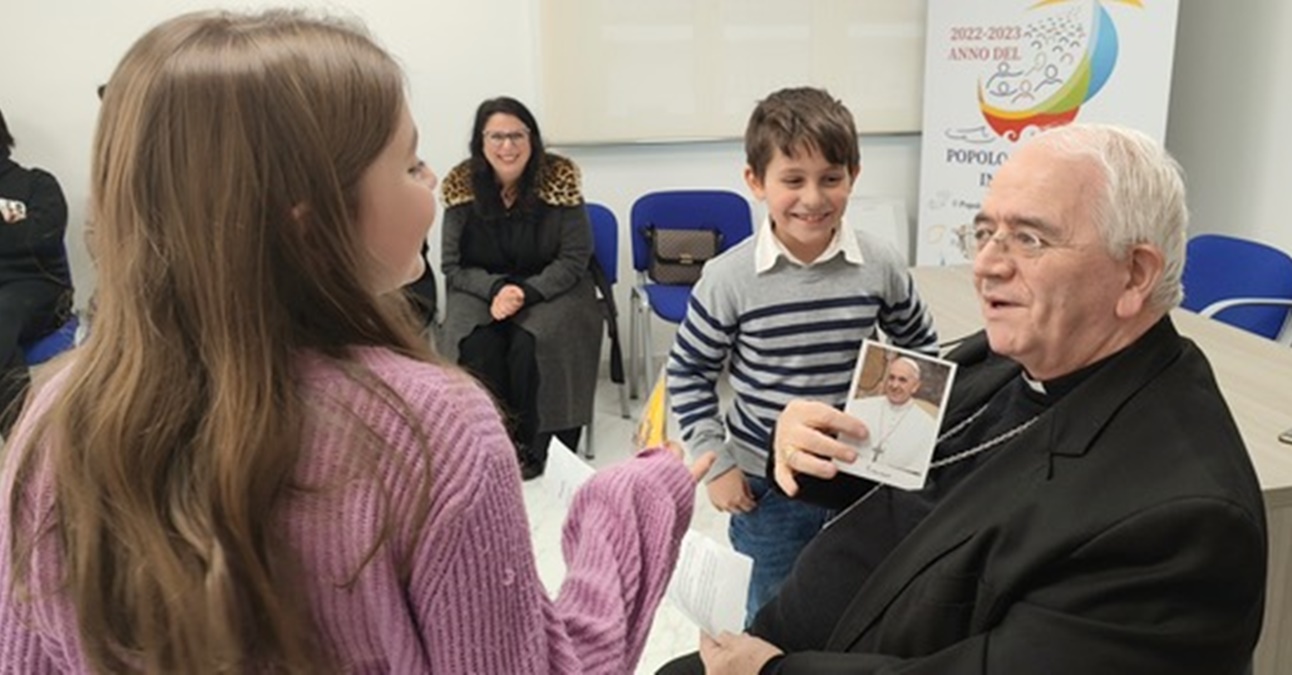 Taurianova, Papa Francesco invia doni ai bambini orfani del progetto “L’arte che accarezza”