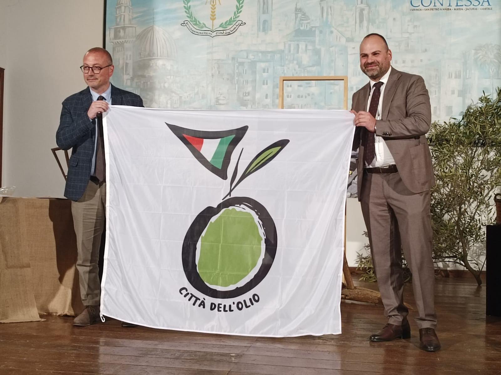 Città dell’Olio, Versace consegna la bandiera al Comune di San Pietro Maida