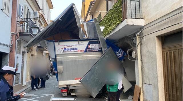 Incidente a Roccella Jonica, camion contro balcone in pieno centro