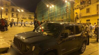 Caulonia, parroco multato mentre fa la processione: ha lasciato l’auto in divieto di sosta
