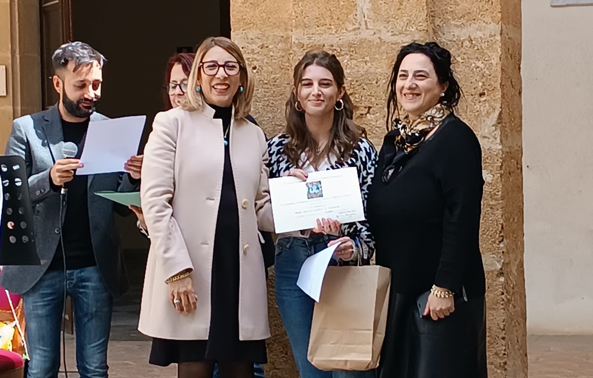 Locri, la studentessa Isabella Orlando del liceo Zalueco premiata a Caltanissetta
