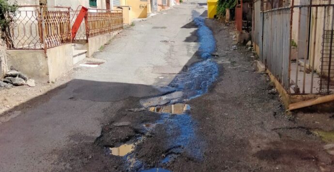 Reggio, Rione G in attesa di interventi: neppure le perdite di acqua sono state riparate – FOTO