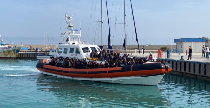 Migranti, ancora sbarchi nella Locride, soccorse a Roccella oltre 200 persone