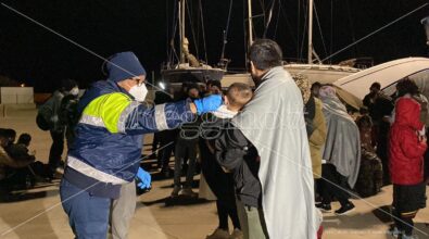 Migranti, arrivati a Roccella gli 88 migranti soccorsi dalla Guardia costiera
