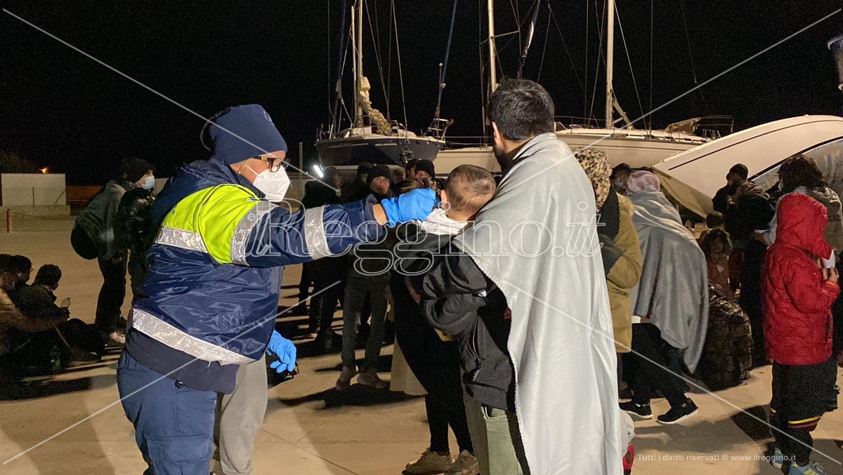Migranti, arrivati a Roccella gli 88 migranti soccorsi dalla Guardia costiera