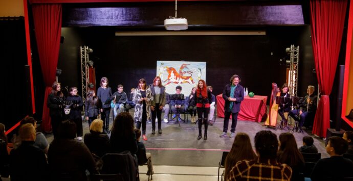 Reggio, teatro a scuola: i ragazzi del De Gasperi con Adexo riscrivono una coraggiosa Ifigenia