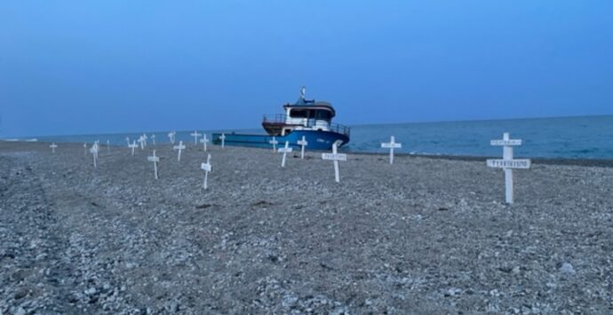 Croci sulla spiaggia di Riace, l’iniziativa di Nfp sull’immigrazione clandestina
