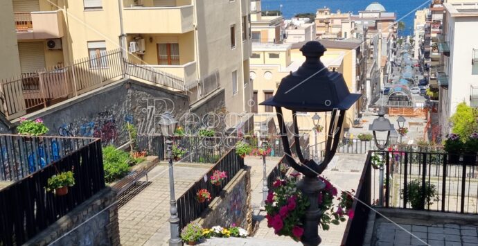 Reggio, la scalinata di colori per “Via Giudecca in fiore” – VIDEO E FOTOGALLERY