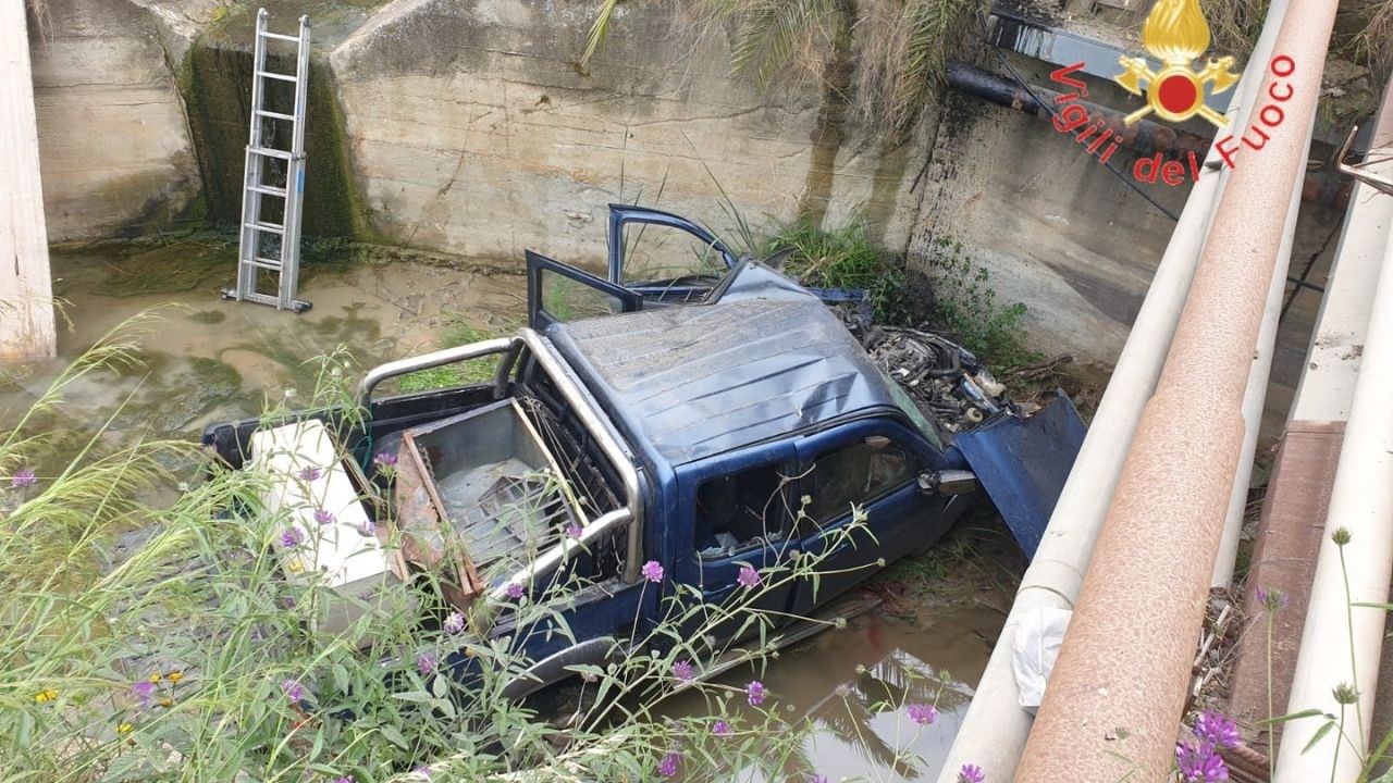 Auto di cacciatori finisce fuori strada, due morti sulla statale 106 in Calabria