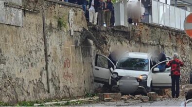 Reggio, auto perde il controllo e sfonda un muro: un ferito in ospedale