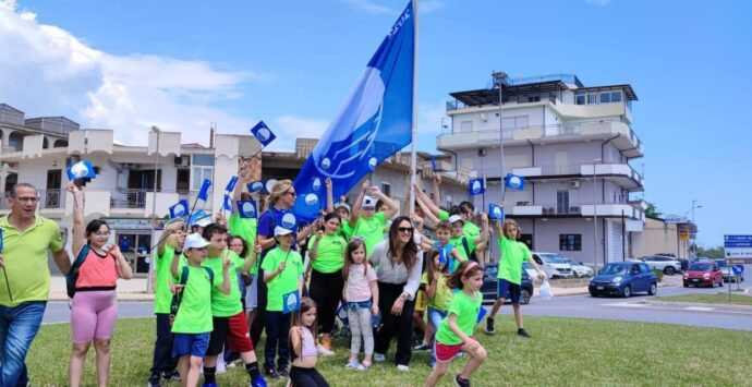 Caulonia, issata la Bandiera Blu 2023: «Grande lavoro di squadra»