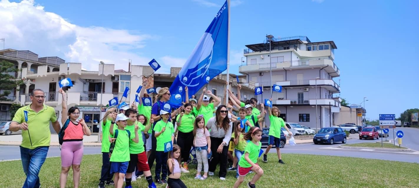 Caulonia, issata la Bandiera Blu 2023: «Grande lavoro di squadra»