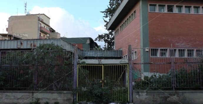 Reggio, ci sono i fondi per eseguire la sentenza e demolire la scuola Bevacqua – FOTO e VIDEO