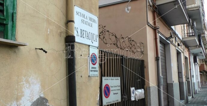 Reggio, ci sono i fondi per eseguire la sentenza e demolire la scuola Bevacqua – FOTO e VIDEO