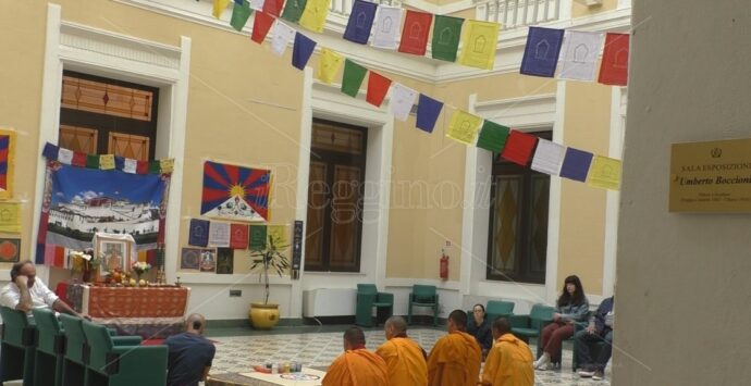 Reggio, profonda spiritualità e intensa ritualità con i monaci tibetani e il Mandala buddista – FOTO e VIDEO