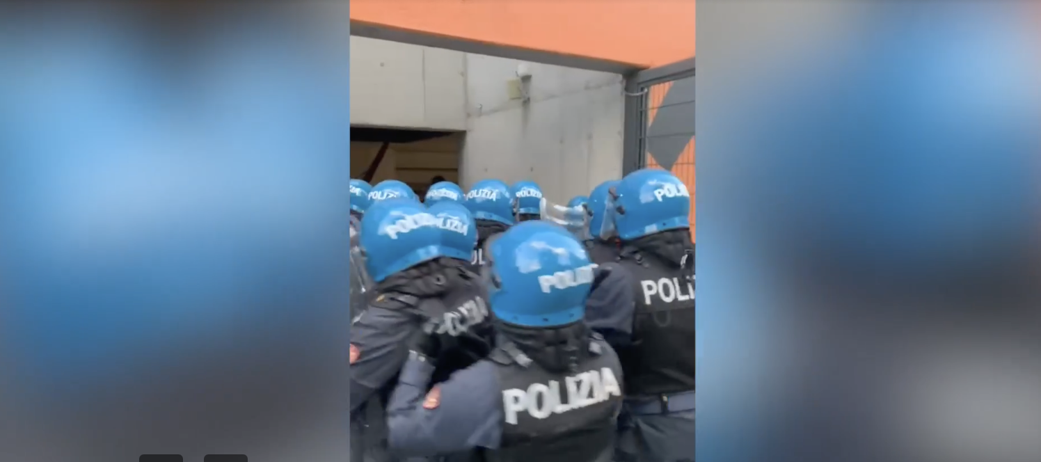 Reggina, scontro tra tifosi e polizia a Bolzano: cinque agenti feriti