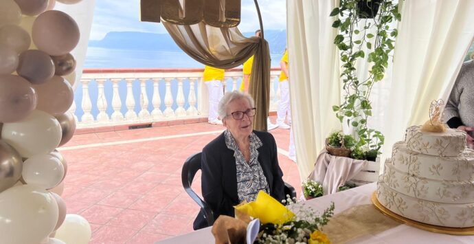 Scilla festeggia i 100 anni della signorina Zema alla “Casa della carità”