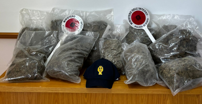 Droga, la polizia sorprende tre persone con oltre sei chili di marijuana nel Reggino