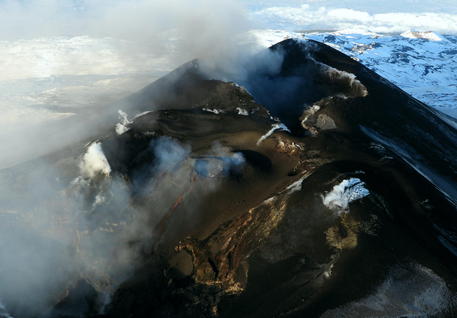 Etna, è allerta rossa per l’attività esplosiva sulla vetta del vulcano