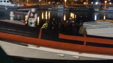 Migranti, ancora uno sbarco nella Locride: soccorse nella notte a Roccella 31 persone