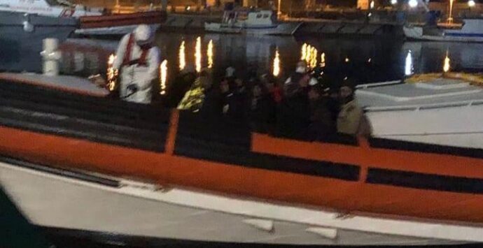 Migranti, ancora uno sbarco nella Locride: soccorse nella notte a Roccella 31 persone