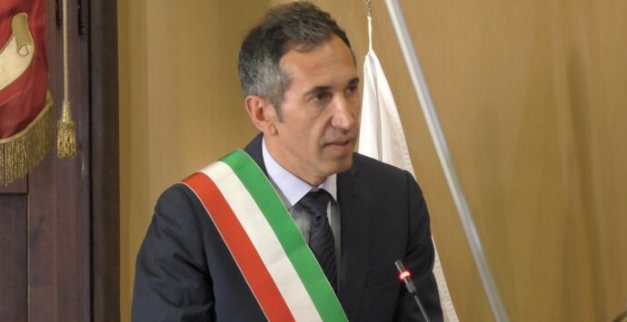 Locri, il sindaco Fontana ha giurato: «Avanti con lavoro, sacrificio e umiltà»