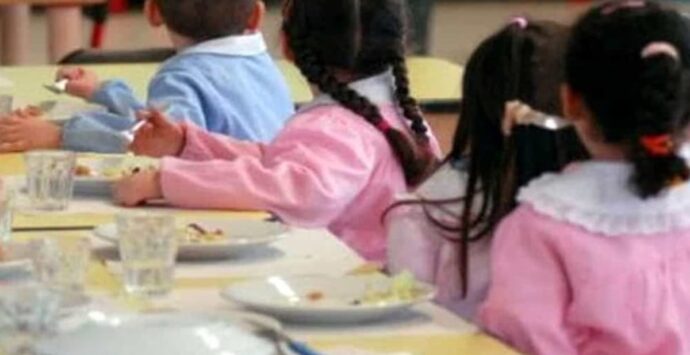 Gioiosa Jonica, corpi estranei nei piatti di una mensa scolastica. Il Comune: «Intollerabile»