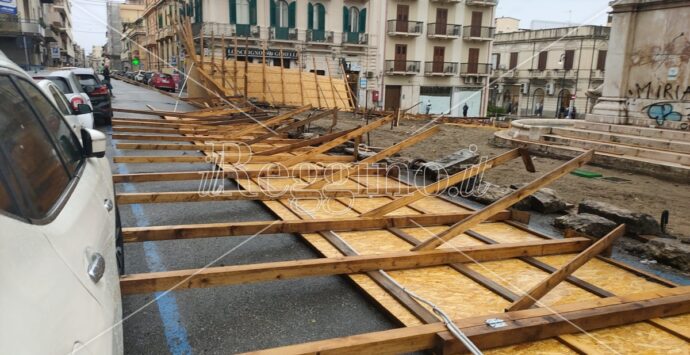 Reggio, il bunker dei lavori a piazza De Nava non regge alle forti raffiche di vento