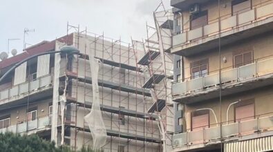Maltempo a Reggio, paura in Viale Calabria: crolla un’impalcatura