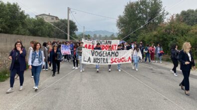 <strong>Siderno, oltre 200 bambini senza una scuola: esplode la protesta di genitori e insegnanti</strong>