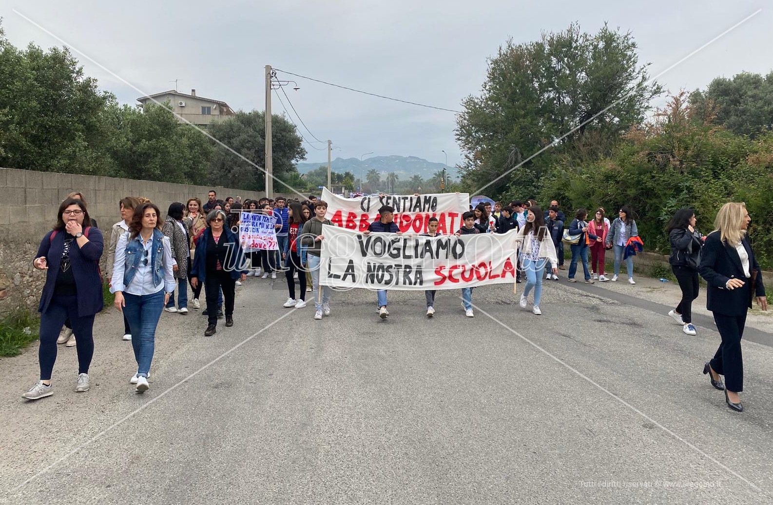 <strong>Siderno, oltre 200 bambini senza una scuola: esplode la protesta di genitori e insegnanti</strong>