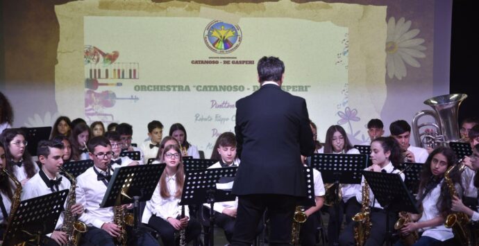 Reggio, l’istituto “Catanoso-De Gasperi” celebra la bellezza con il connubio tra arte e musica