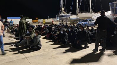 Roccella, salvati 85 migranti: erano su una barca a vela alla deriva – VIDEO