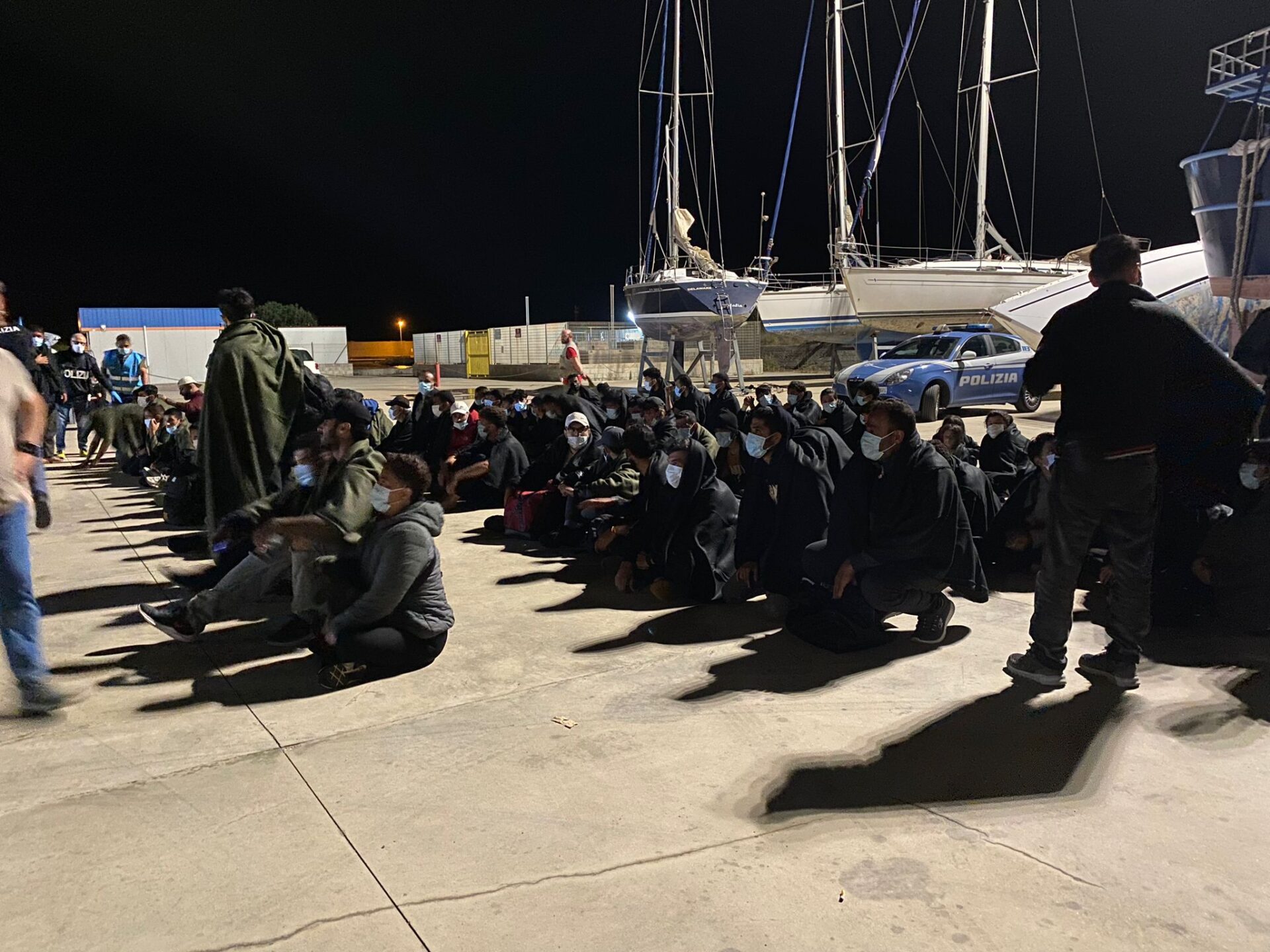 Roccella, salvati 85 migranti: erano su una barca a vela alla deriva – VIDEO