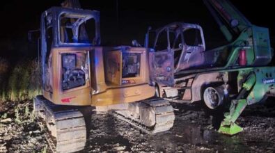 Incendiati due mezzi di cantiere sulla statale 106 in Calabria