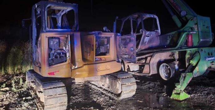 Incendiati due mezzi di cantiere sulla statale 106 in Calabria