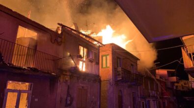 San Procopio, in fiamme una decina di edifici disabitati – FOTO e VIDEO